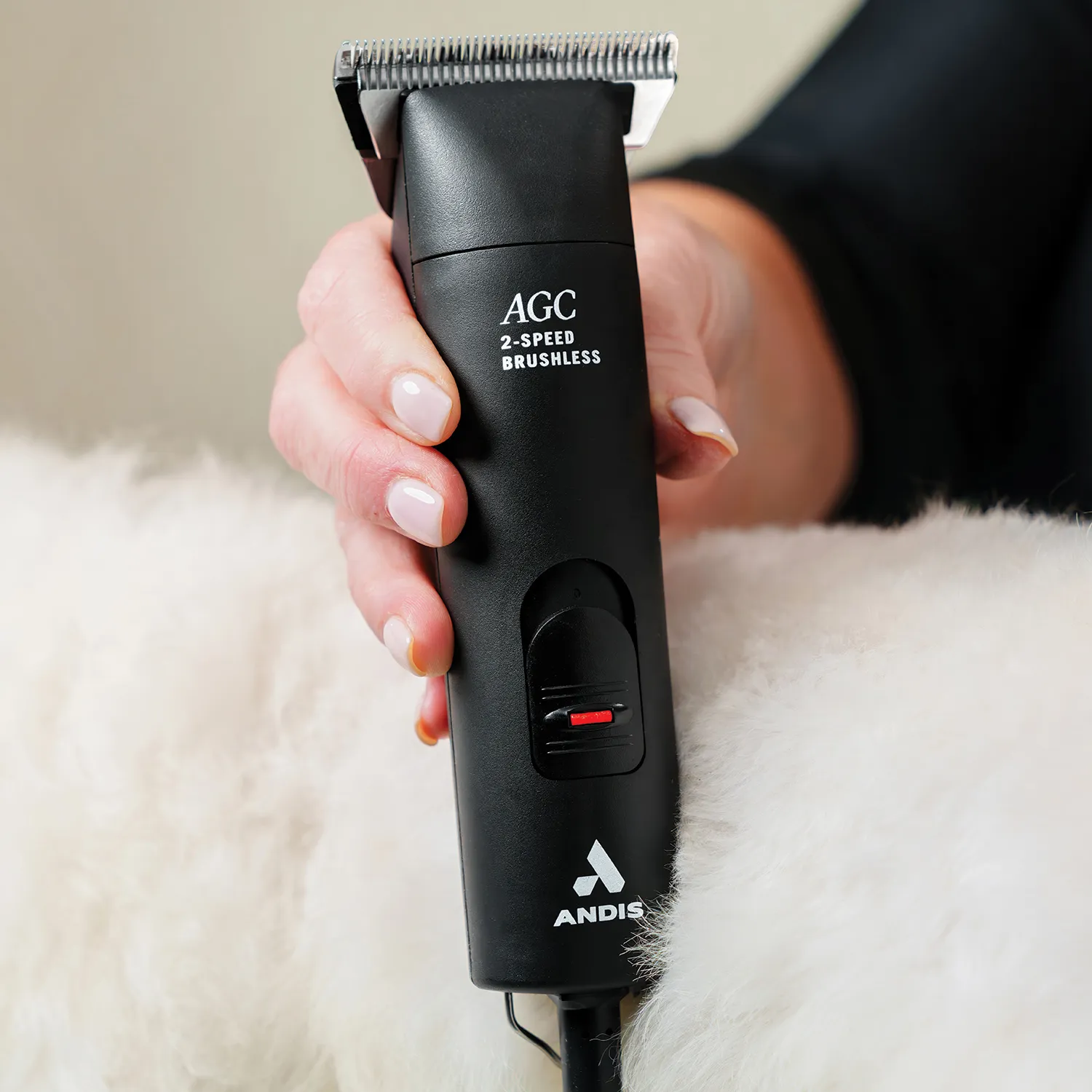 Maquina para cortar pelo de perros Andis AGC2 Brushless MFORCE 10 wide- Motor 220V - 2 Vel vista 5